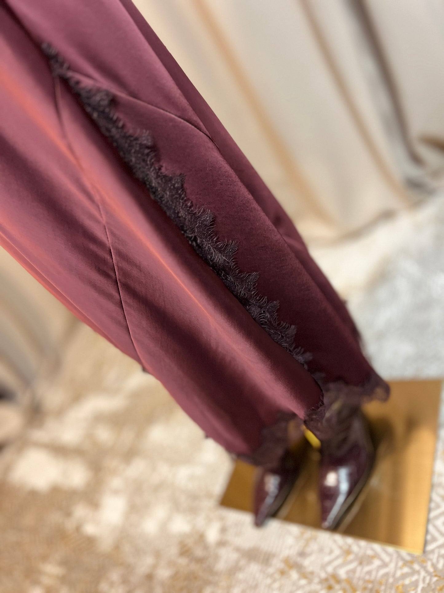 Сатенена пола с дантела BURGUNDY