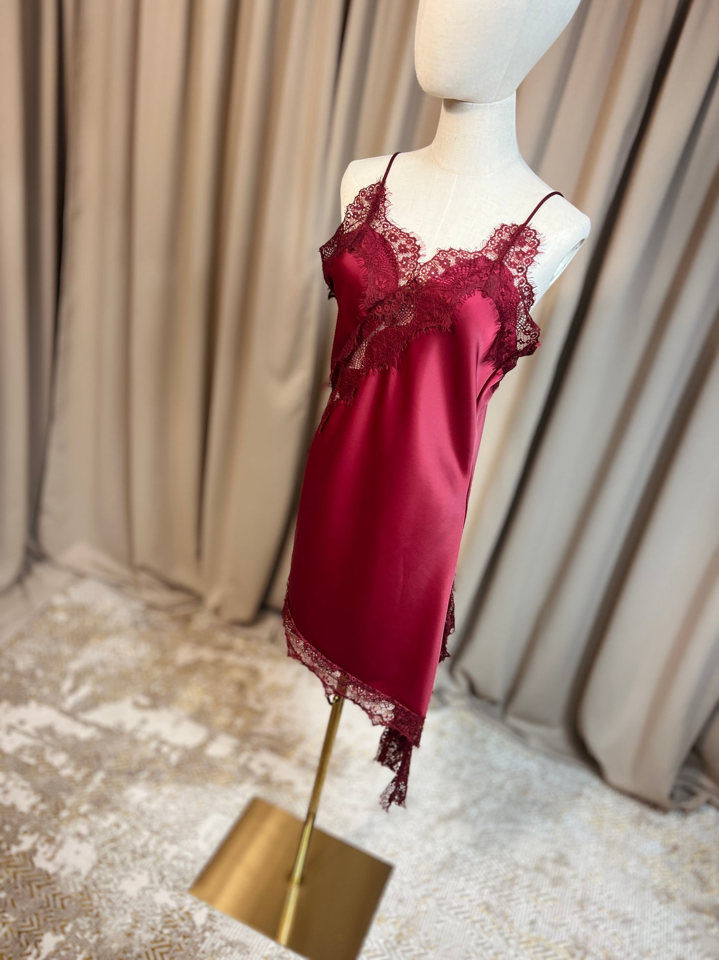 Сатенена рокля с дантела NICOLE RED