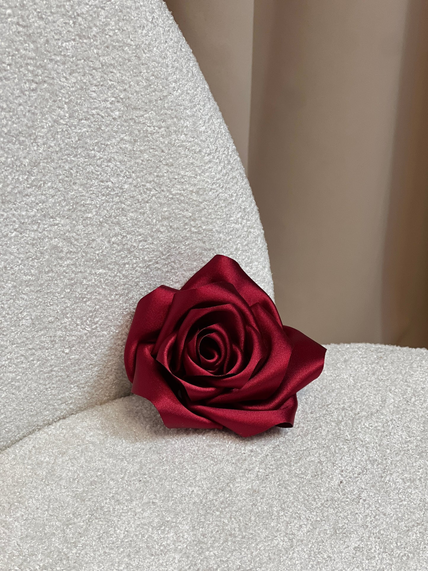 Брошка роза от сатен ROSE