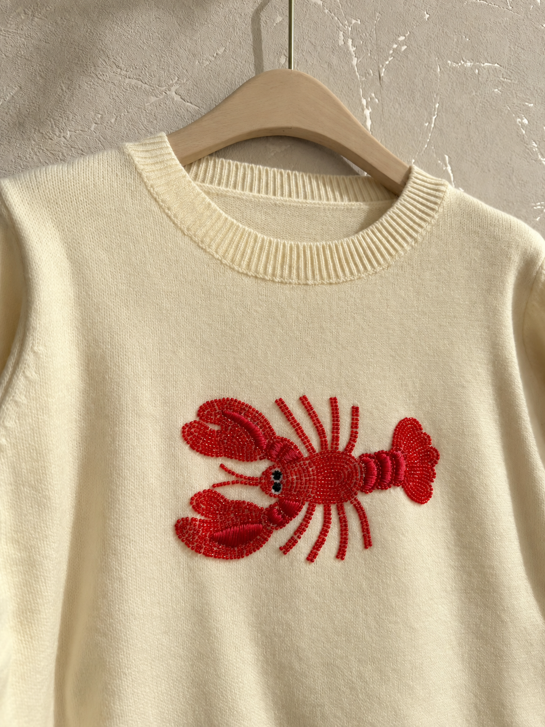 LOBSTER CLUB | Кремав пуловер с бродерия от мъниста