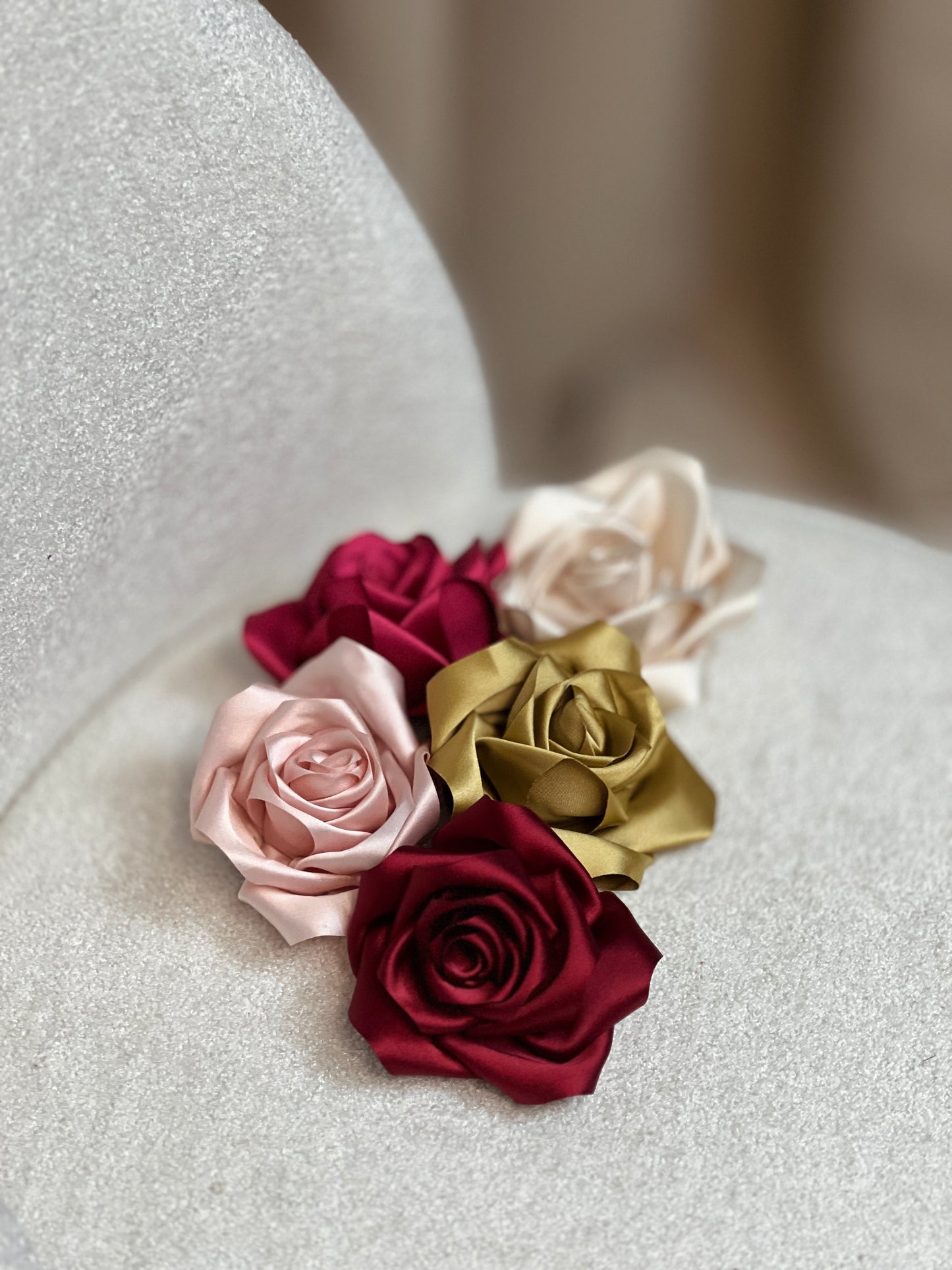 Брошка роза от сатен ROSE