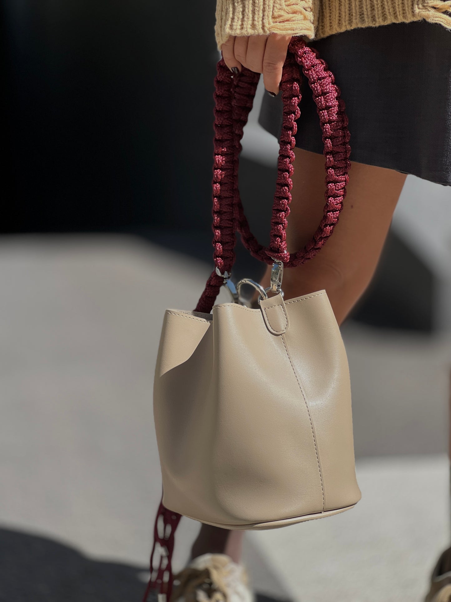 Чанта с ръчно плетена дръжка THE BUCKET / BEIGE AND BURGUNDY