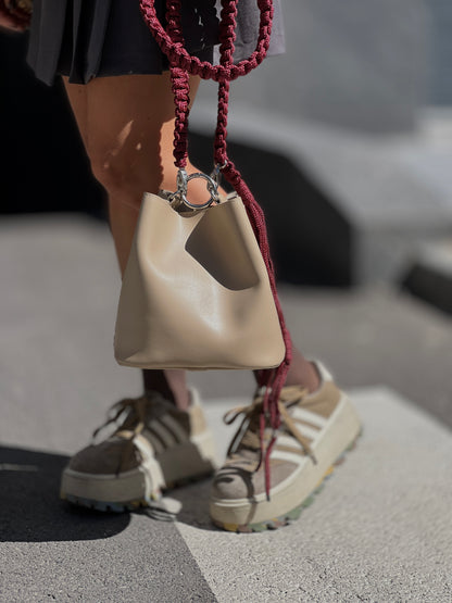 Чанта с ръчно плетена дръжка THE BUCKET / BEIGE AND BURGUNDY