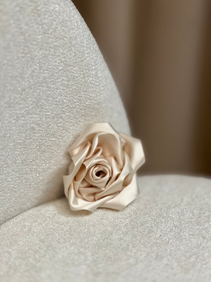 Брошка роза от сатен ROSE
