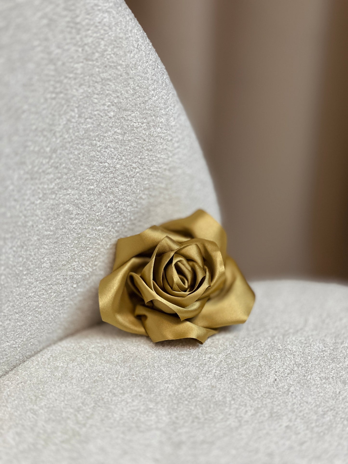 Брошка роза от сатен ROSE