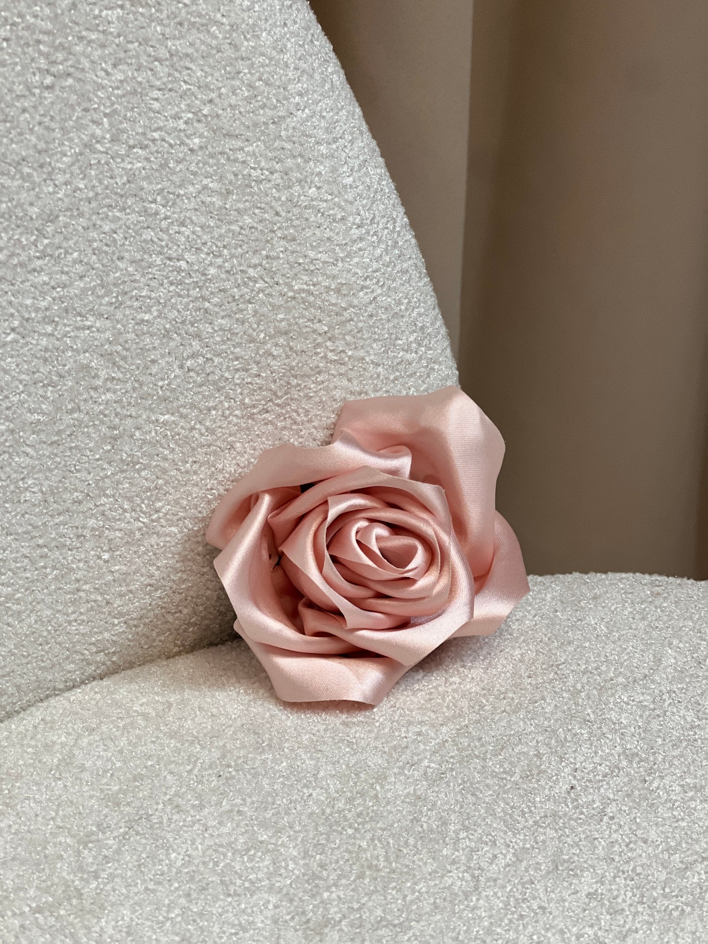 Брошка роза от сатен ROSE