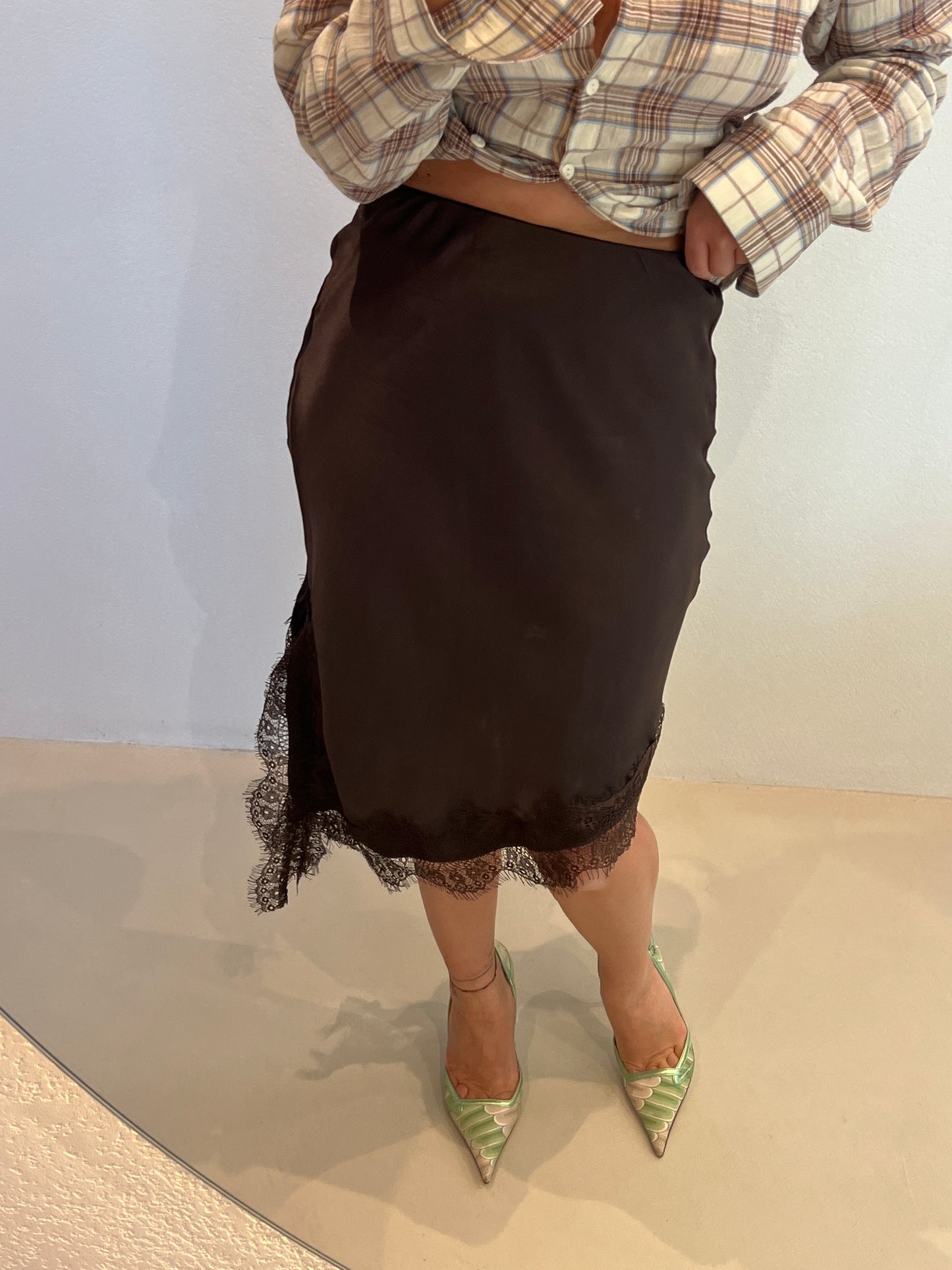 Сатенена пола с дантела TRIANGLE