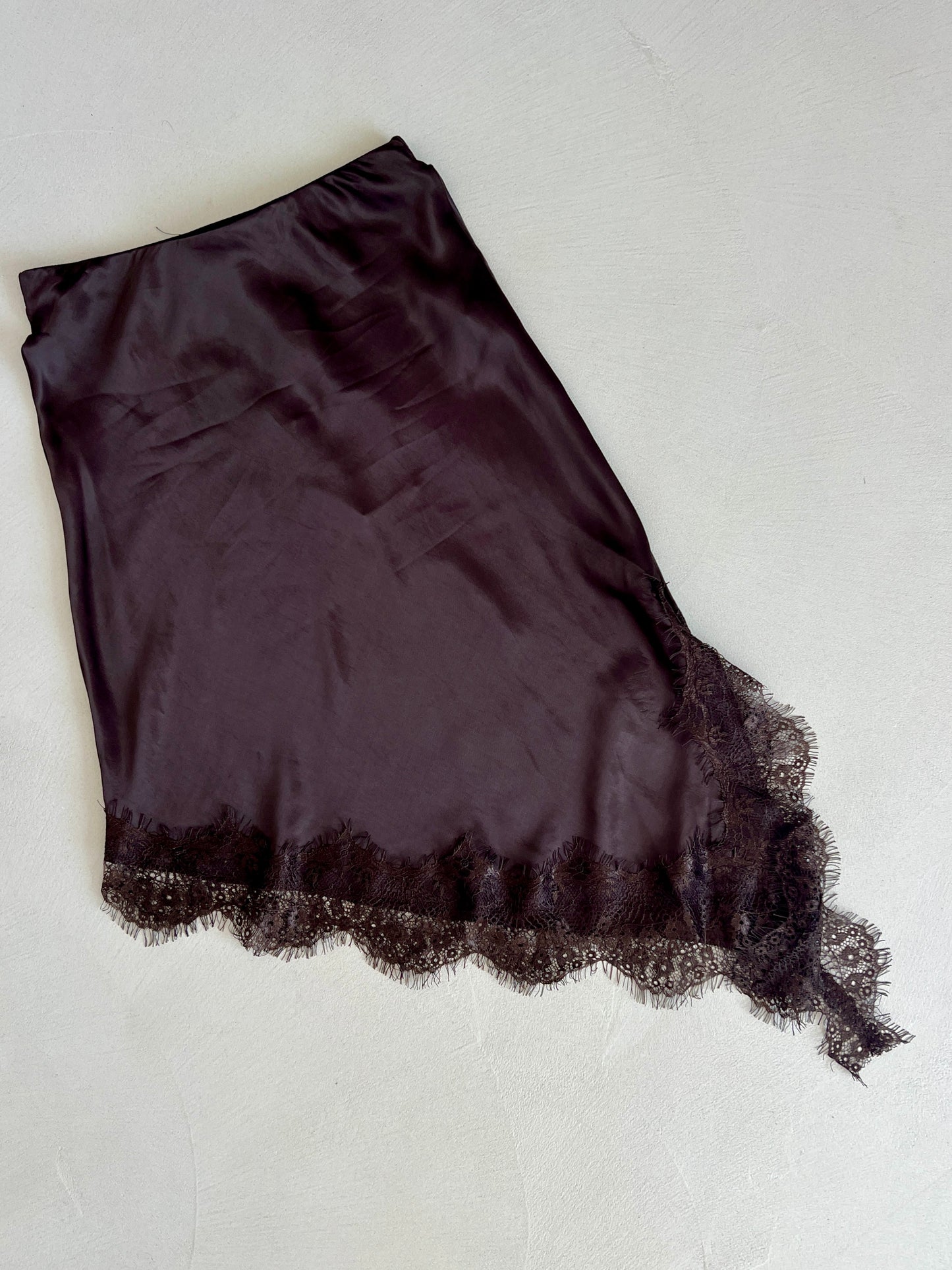 Сатенена пола с дантела TRIANGLE