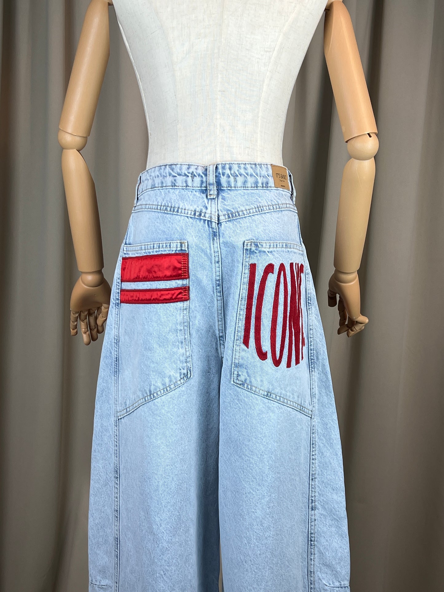 Дънки с апликации ICONIC