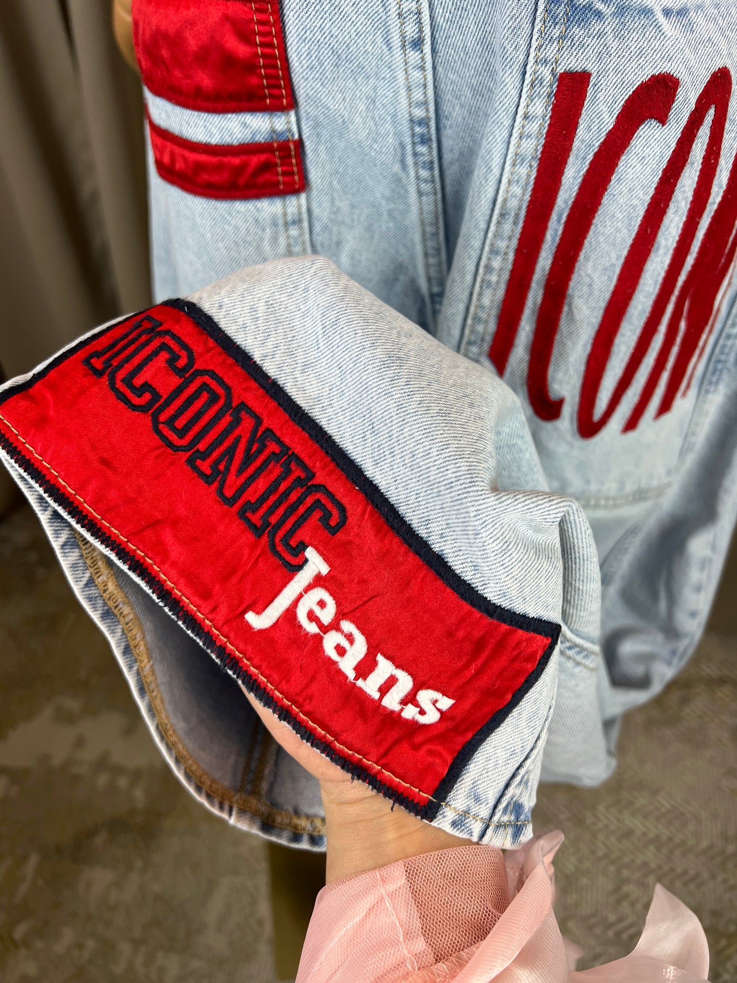 Дънки с апликации ICONIC